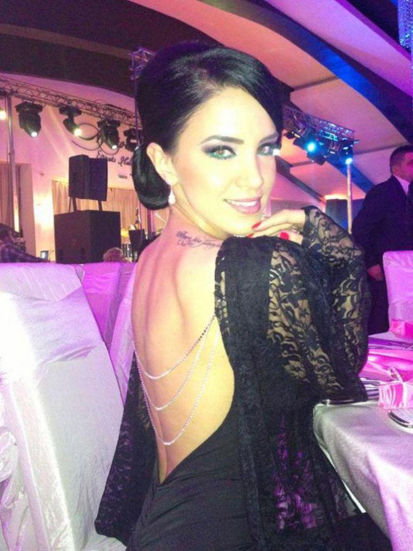 Adelina Pestriţu Pasionată De Lux S A înconjurat De Sute De