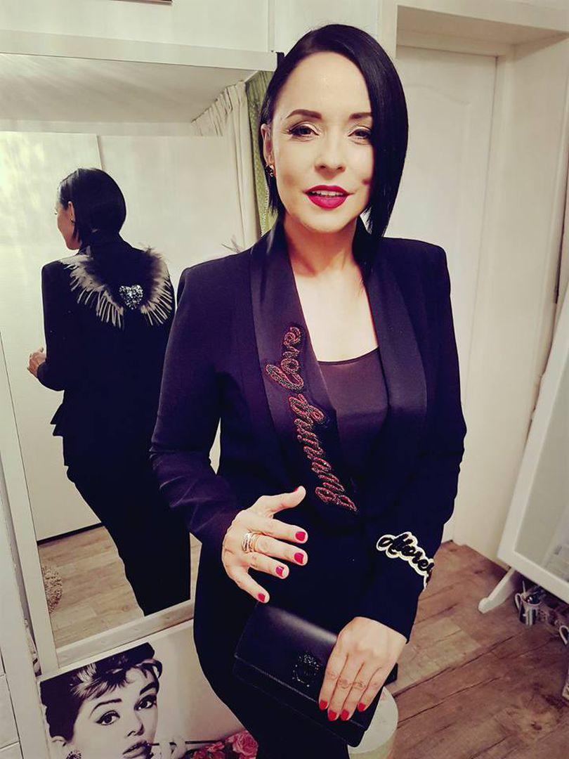 Andreea Marin a luat perucile la probat. Cum poate să ...