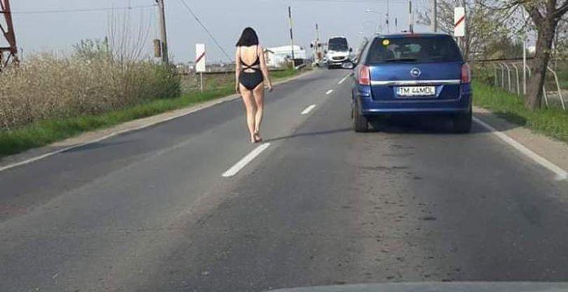 Tânără în costum de baie și în picioarele goale, după o ...