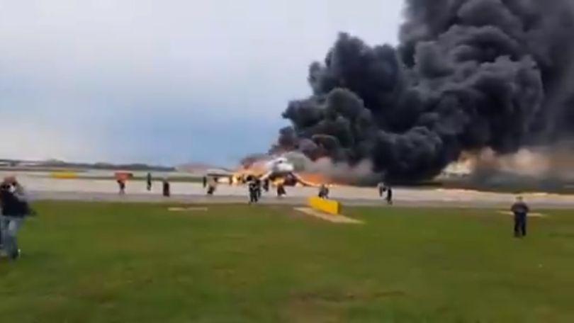 UPDATE | Un avion cuprins de flÄƒcÄƒri a aterizat forÈ›at pe aeroportul din Moscova! Cel puÈ›in 13 oameni au murit | IMAGINI È˜OCANTE!