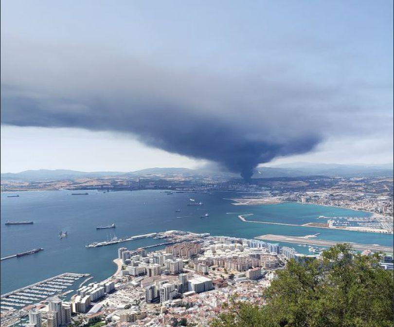 Incendiu la un combinat chimic din Spania. Un nor uriaÈ deasupra oraÈului San Roque