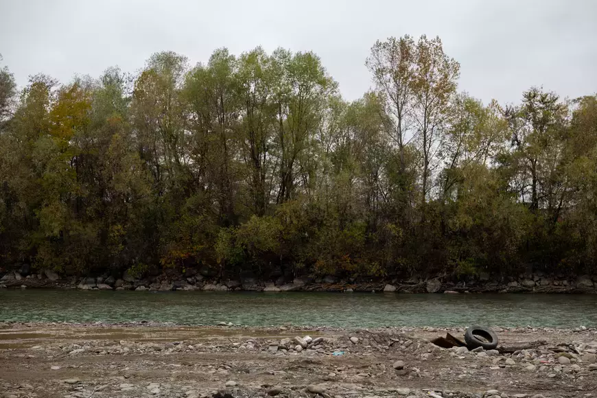 CEALALTĂ FAȚĂ A RĂZBOIULUI. Bărbații ucraineni din Bucovina și Transcarpatia caută soluții disperate pentru a fugi din țară prin râurile și pădurile de la graniță: „Ei se gândesc la copiii lor, nu la geopolitică”