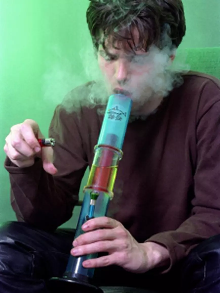 Puștii români fumează mai mult decât tinerii europeni. 