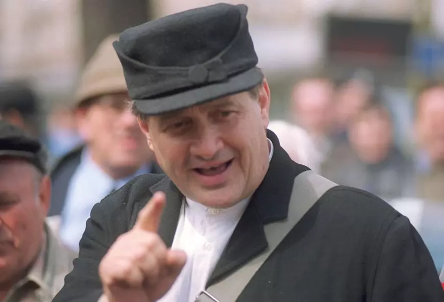 Video EXCLUSIV/ Mircea Dinescu nu e doar poet! Își cântă versurile pe melodii populare compuse chiar de el!