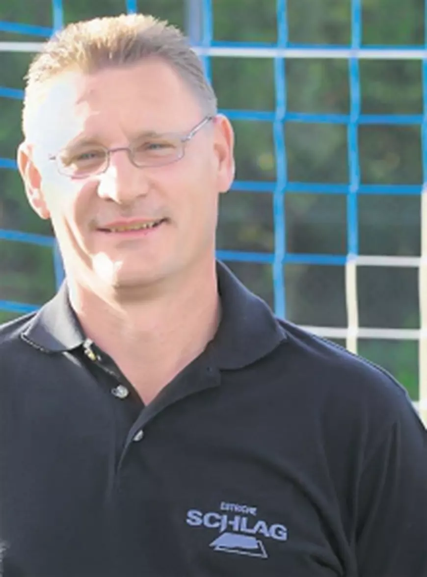 Un câștigător de Cupa Campionilor Europeni și un fost fotbalist important din Liga I, azi funcționar bancar, la Trier, în galeria tricolorelor la Campionatul Mondial de handbal feminin 2017. ”Fetele noastre trebuie încurajate”