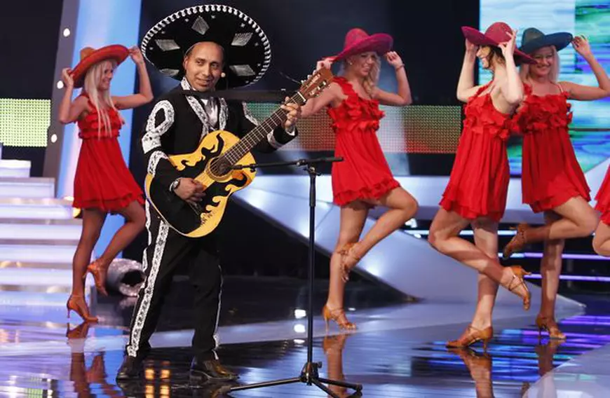VIDEO/ Gigel Frone, ”mexicanul” de la Romanii au Talent, își câștigă pâinea cântând printre rafturi, într-o florărie
