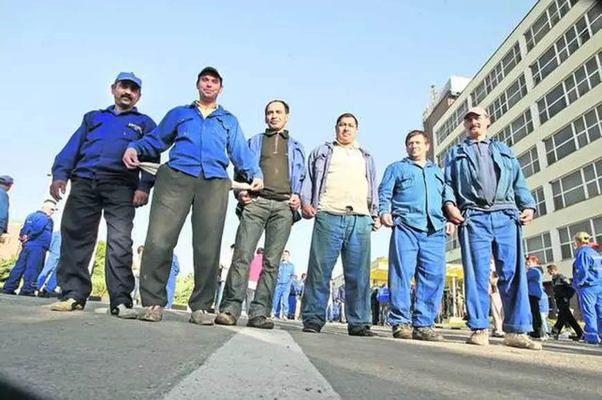 Bugetarii sau privații? Cine câștigă cel mai bine din primele de Paște