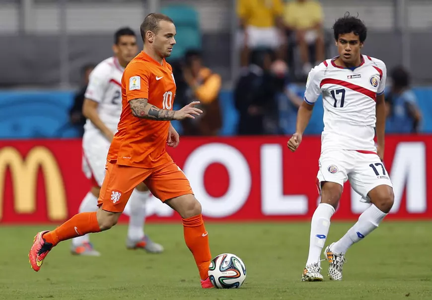 Wesley Sneijder, cu mingea la picior, este supravegheat de omul său de marcaj, Yeltsin Tejeda FOTO: EPA