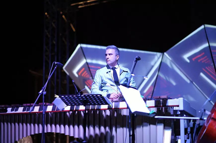 EXCLUSIV/ Zoli de la Sistem cântă la marimbă, unul dintre cele mai grele instrumente din România. Are 300 kg și-l cară cinci persoane!