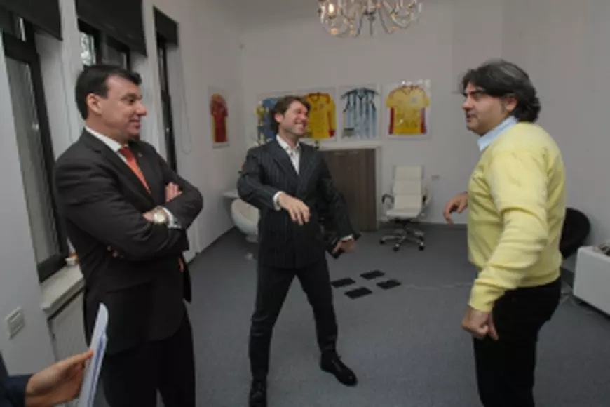 Florin Răducioiu și Daniel Prodan, la taclale cu redactorul SportNews.ro FOTO: Dan Bistrițeanul (Libertatea)