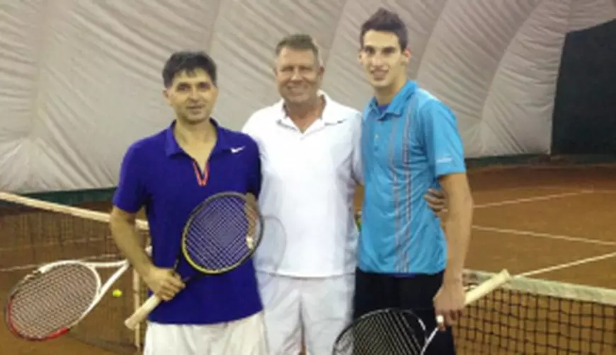 Klaus Iohannis alături de antrenorul său, Marius Vecerdea ( stânga imaginii)