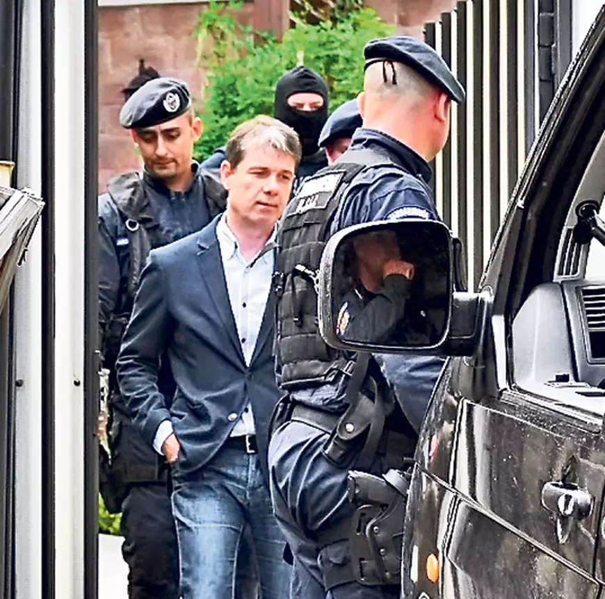 Primarul Braşovului a condus în interes personal maşini de lux cumpărate din bani publici, iar instanţa l-a achitat pentru că “fapta nu e prevăzută de legea penală”