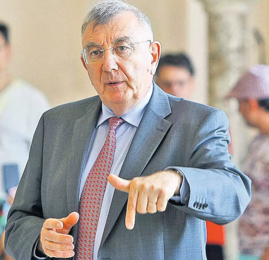 DOCUMENTE | Statul este apărat de avocați privați, banii publici sunt lipsiți de apărare! Primăriile dau sute de mii de euro către firme de avocatură, deși au compartimente juridice proprii!