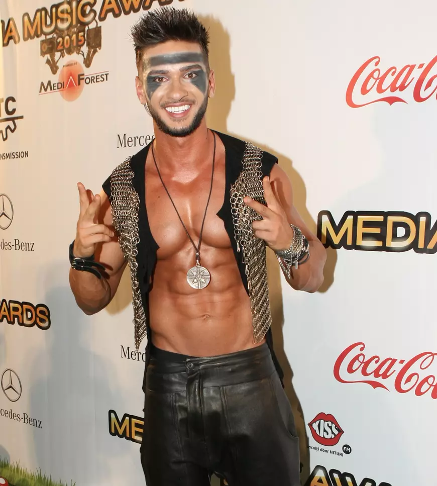 VIDEO EXCLUSIV/ Dorian Popa trage din greu toată vara pentru a-și termina casa. Muncește pe scenă, dar și pe șantier