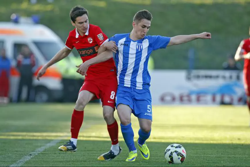 Duelurile dintre dinamovistul Dorin Rotariu (stânga) și craioveanul Bogdan Vătăjelu fac deliciul derbyului FOTO: Octavian Cocoloș