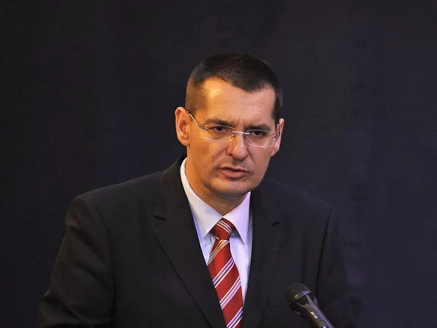 Ministrul de Interne Petre Toba a luat armele polițiștilor din birouri si le-a dat celor din strada strada