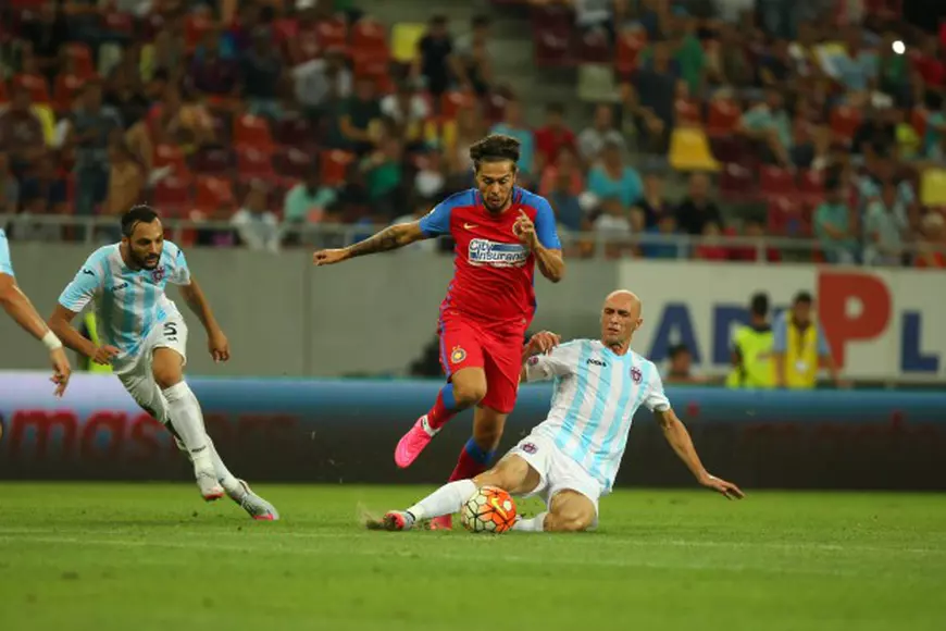 Iancu (în roșu) a fost pus pe lista neagră de Steaua din pricina vieții extrasportive FOTO: Alex Dobre