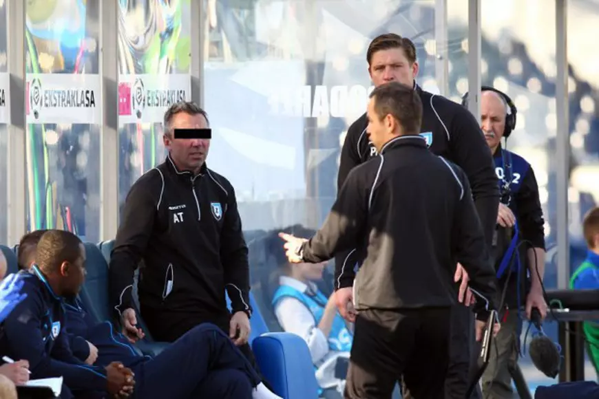 Antrenorul bătăuș (cu bandă pe ochi) a fost arestat FOTO: fakt.pl
