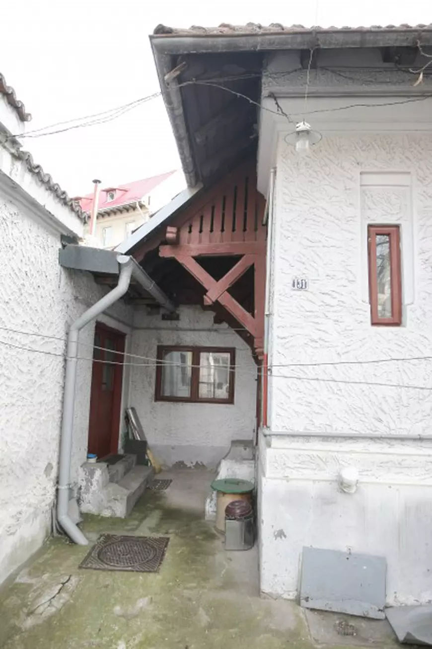 Casa doamnei Livia Vasilescu, fostă casă socială cumpărată de străbunicul actualului proprietar, mai păstrează acoperişul stilizat de la intrare