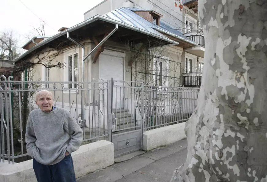 N.M. este locatarul de la numărul 135 , ultima fostă ”casă socială” rămasă în picioare după 97 de ani. Platanul este la fel de vechi ca şi locuinţa 
