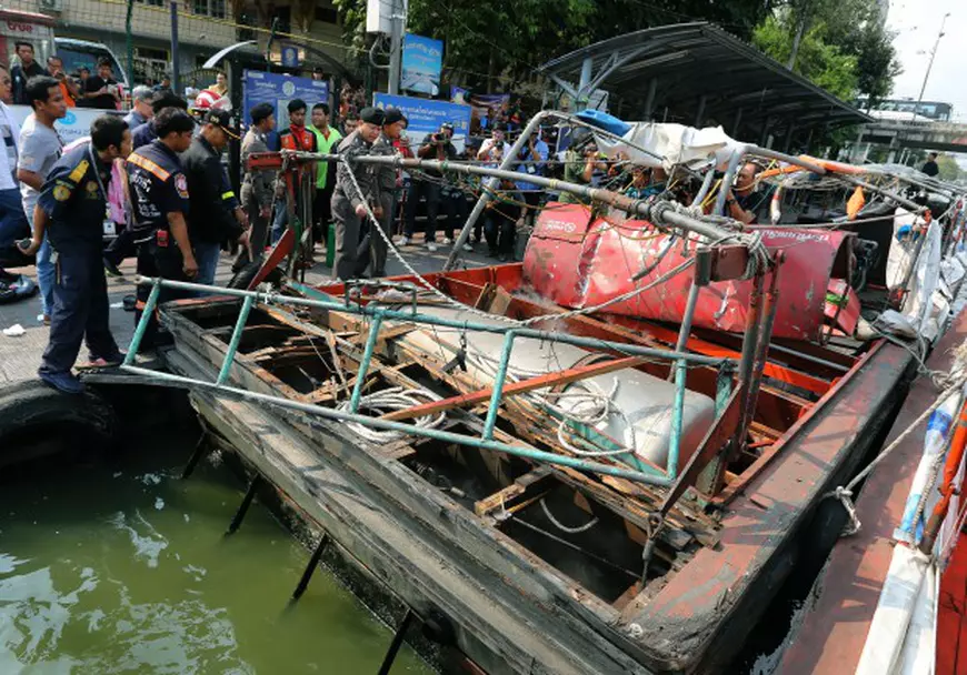 epa05195541 Thai police officers and officials inspect a taxi boat after its engine exploded, at Wat Thep Leela pier in Bangkok, Thailand, 05 March 2016. A large gas explosion on a passenger boat in the Saensaep canal in eastern Bangkok on 05 March 2016 morning, has injured at least 50 passengers, media reported. The boat, loaded with more than 60 passengers, was sailing from Wat Sribunruang Temple to Pratunam on its first trip of the day, when an explosion rocked the engine room as the boat was about to dock at Wat Thep Leela pier. The injured passengers were admitted to local hospitals, with two people in serious condition. The boat's gas tanks, which contained LNG gas, were intact after the blast but the engine room was badly damaged, an inspection found. Chavalit Maetayaprapas, CEO of the boat operating company Krobkrua Khonsong, said today's accident was the first of its kind in almost 30 years of service. EPA/NARONG SANGNAK