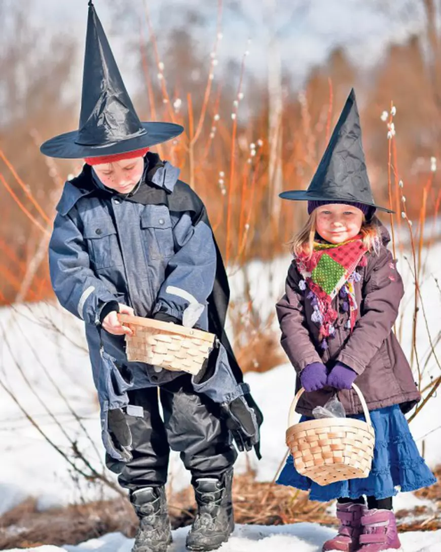 Copiii nordici îmbracă straie vrăjitoreşti
