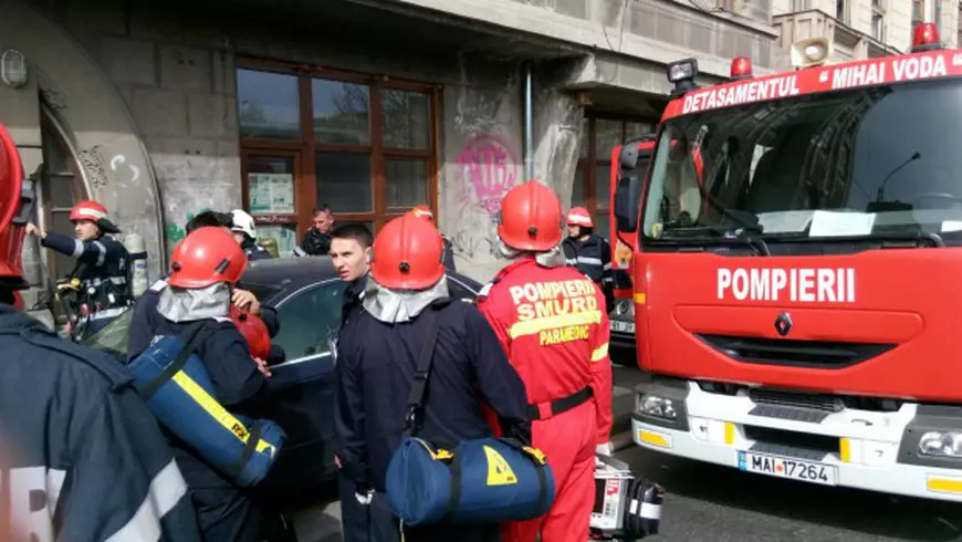 Zeci de pompieri de la ISU ”Dealul Spirii” București-Ilfov au participat la stingerea incendiului