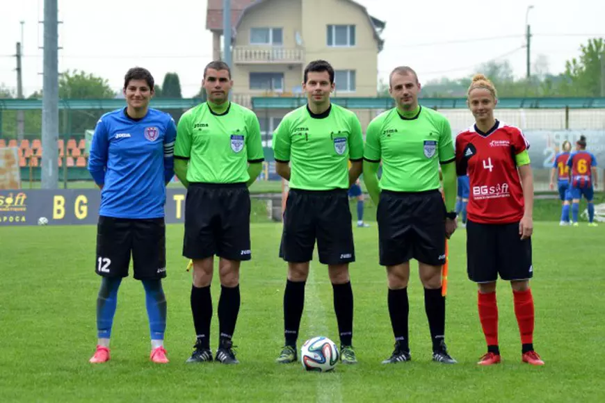 Paraluta Andreea (capitan ASA), alaturi de arbitrii Codrea Cristian, Lucaci Cristian, Despa Radu si Bortan Ioana (capitan Olimpia)