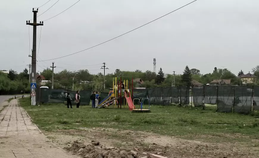 Loc de joacă pentru copii lângă celebra baltă de peşte din Periş! O fi bine, o fi rău?...