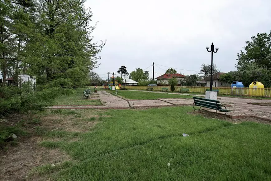 Parc cât un teren de fotbal cu loc de joacă pentru copii, gard în gard cu biserica – lăcaş sfânt aflat acum în renovare 