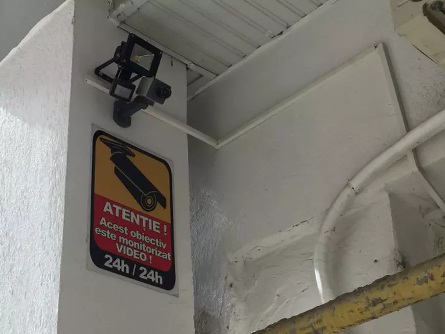 Într-un gang vecin, există camere de supravehere