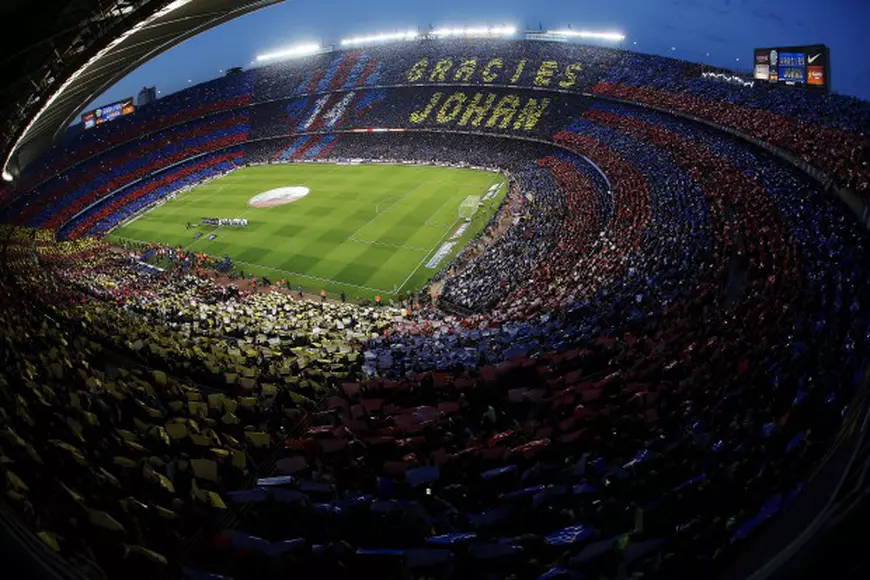 epa05241199 Soccer fans pay homage to late Dutch soccer legend Johan Cruyff, prior to the Spanish Primera Division soccer match between FC Barcelona and Real Madrid at Camp Nou stadium in Barcelona, northeasterm Spain, 02 April 2016. EPA/Alejandro Garcia