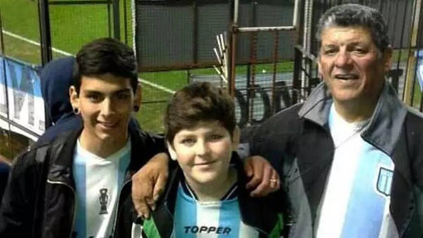 Lucas Noriega (stânga), alături de fratele său, Valentin, și de tatăl său, Jose Luis Noriega