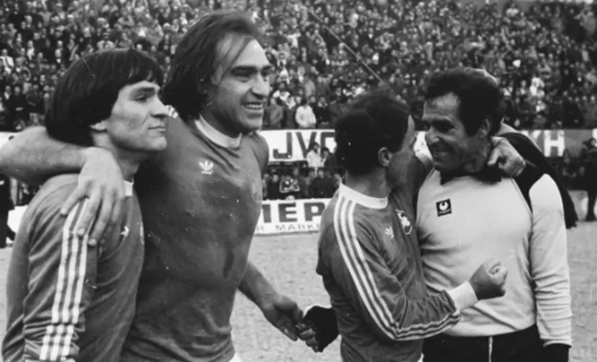 Oscar Marcelino Alvarez (al doilea din stânga), un atacant cu 134 de goluri în prima ligă greacă