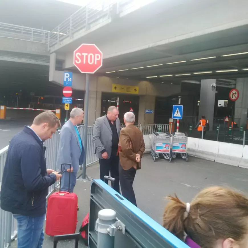 Ilie Bărbulescu (al doilea din stânga), Bumbescu și Marin Radu II (cu spatele) au plecat azi la Bruxelles FOTO: Radu Nistor