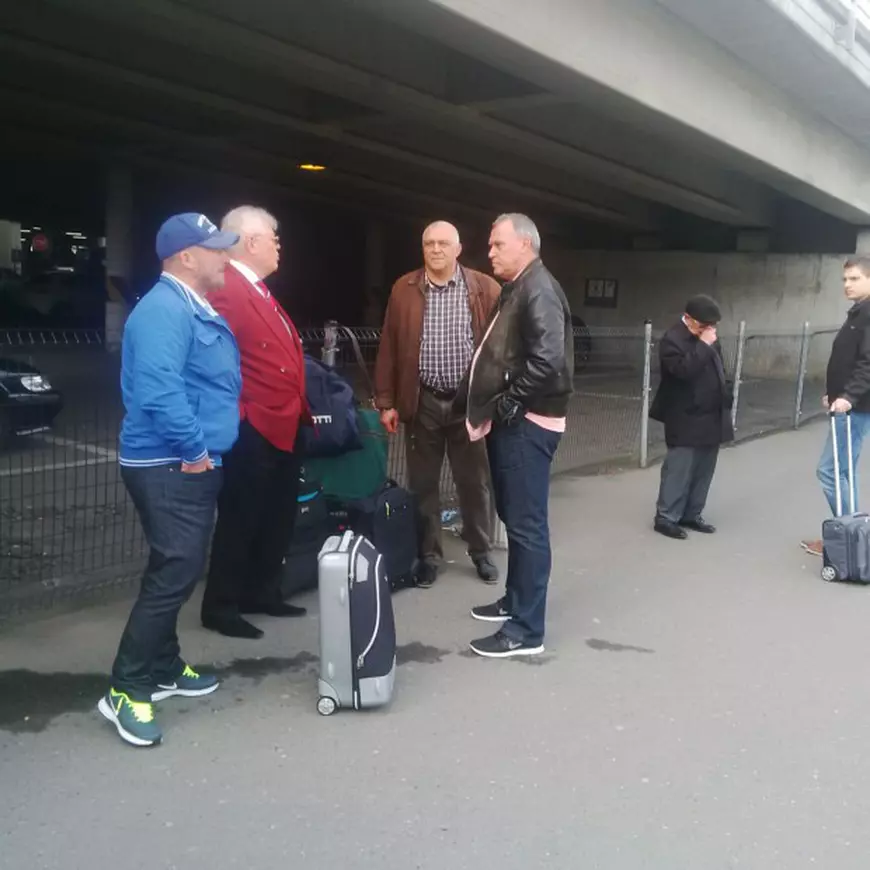 Cătălin Geru (stânga, cu șapcă) și Vasile Stângă (al treilea de la stânga la dreapta) au mers și ei alături de fotbaliști FOTO: Radu Nistor