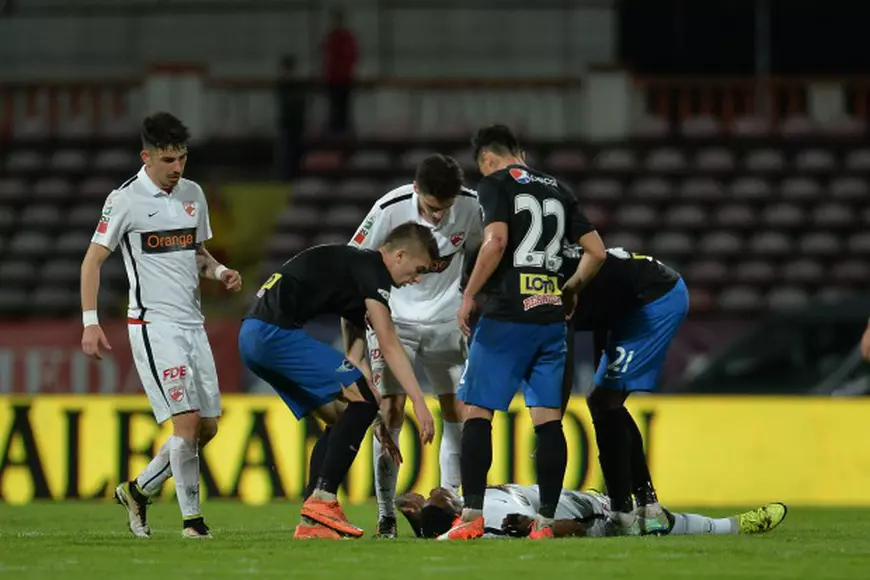 Jucatorul camerunez al echipei FC Dinamo, Patrick Ekeng, 26 de ani, s-a prabusit pe teren in minutul 71 al meciului Dinamo-Viitorul, din etapa a X-a a play-off-ul Ligii 1, disputat pe stadionul Stefan cel Mare din Bucuresti , vineri, 6 mai 2016. Ekeng a cazut la mijlocul terenului, fara sa fie atins de nimeni. Camerunezul a fost transportat de urgenta la Spitalul Floreasca. ALEXANDRU DOBRE / MEDIAFAX FOTO