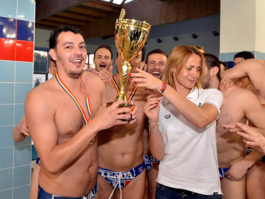 Camelia Potec ofera trofeul campioanei Romanei capitanului Stelei