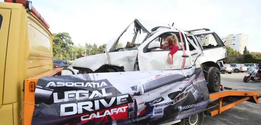 drive-safe-defilare-strazi-masina-lovita-de-tren-5-700x336