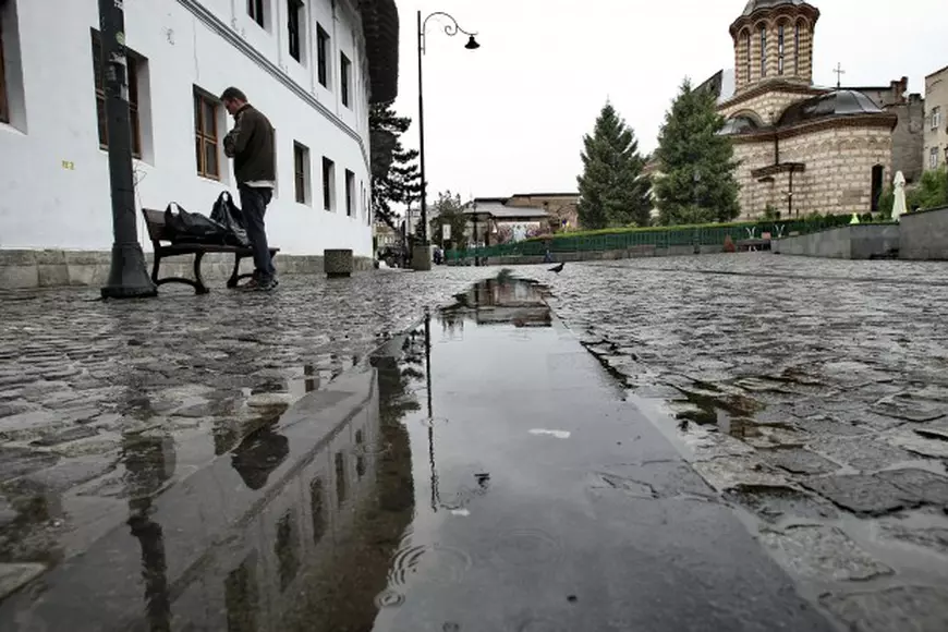 În faţa Hanului Manuc, pe un pavaj nou-nouţ, apa bălteşte, pentru că rigola nu are scurgere 