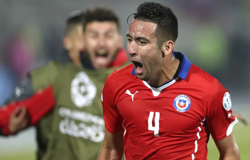 epa04817550 Chilean defender Mauricio Isla celebrates after scoring during the Copa America 2015 quarter-finals soccer match between Chile and Uruguay, at Estadio Nacional Julio Martinez Pradanos in Santiago de Chile, Chile, 24 June 2015. EPA/Mario Ruiz