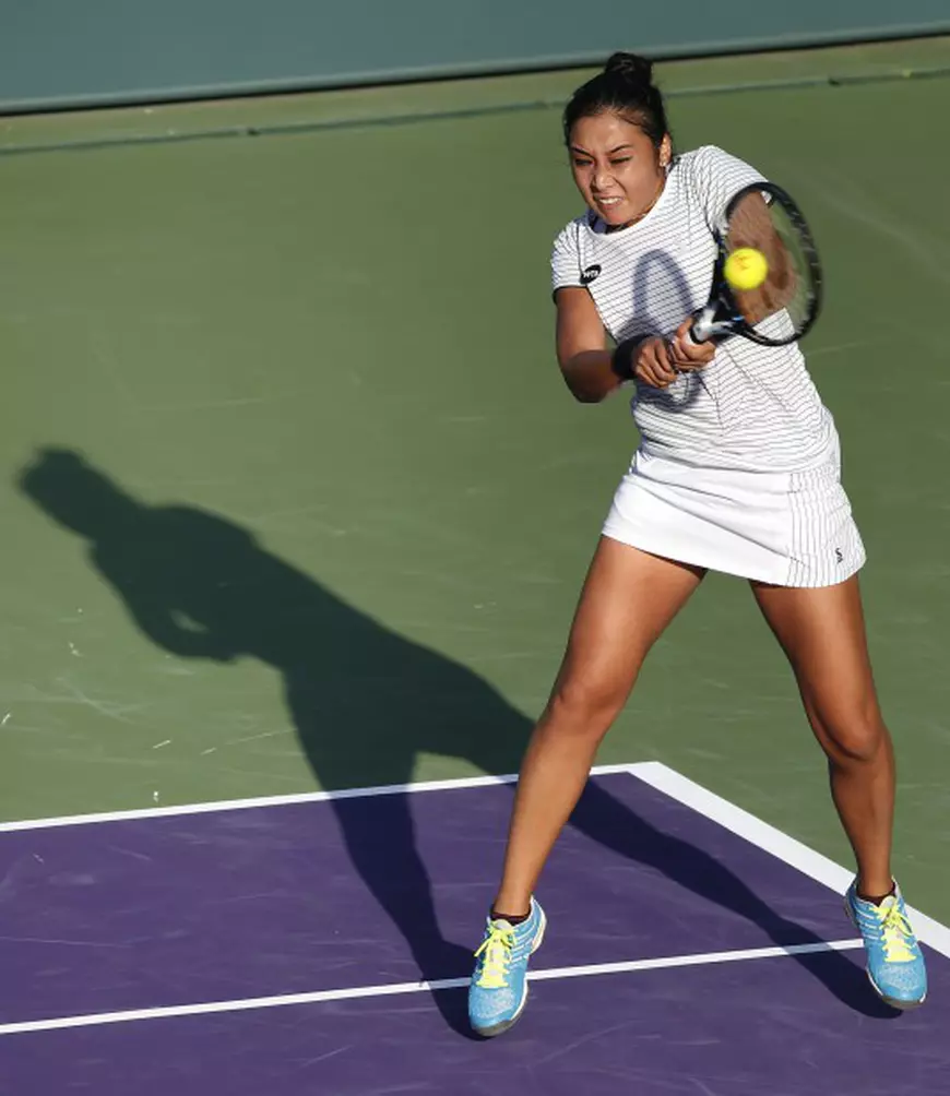 epa05232225 Zarina Diyas of Kazakhstan in action against Serena Williams of the USA during their third round match at the Miami Open tennis tournament on Key Biscayne, Miami, Florida, USA, 26 March 2016. EPA/RHONA WISE