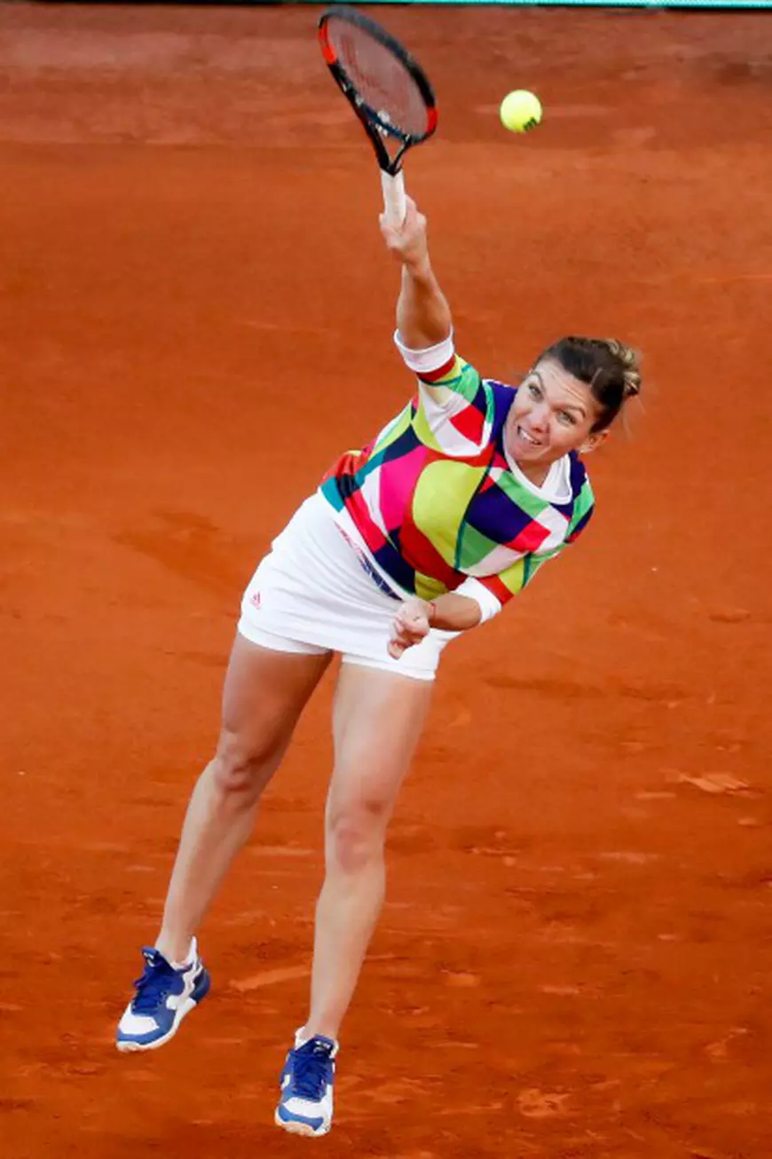 epa05286275 Romania's Simona Halep serves the ball to Japan's Misaki Doi during their first round match of the Mutua Madrid Open tennis tournament at the Caja Magica court in Madrid, Spain, 01 May 2016. EPA/JUANJO MARTIN