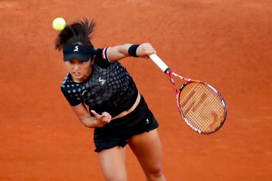 epa05286281 Japan's Misaki Doi serves the ball to Romania's Simona Halep during their first round match of the Mutua Madrid Open tennis tournament at the Caja Magica court in Madrid, Spain, 01 May 2016. EPA/JUANJO MARTIN