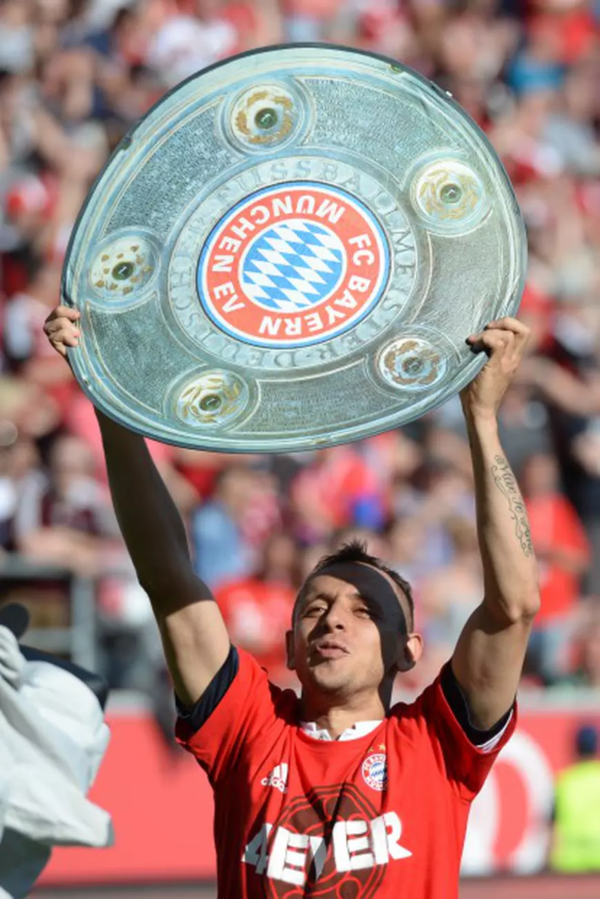 epa05293629 Munich's Rafinha poses with a mock championship trophy made from cardboard as he celebrates winning the German Championships after German Bundesliga soccer match between FC Ingolstadt and Bayern Munich in Audi Sportpark in Ingolstadt, Germany, 07 May 2016. (EMBARGO CONDITIONS - ATTENTION - Due to the accreditation guidelines, the DFL only permits the publication and utilisation of up to 15 pictures per match on the internet and in online media during the match)  EPA/ANDREAS GEBERT
