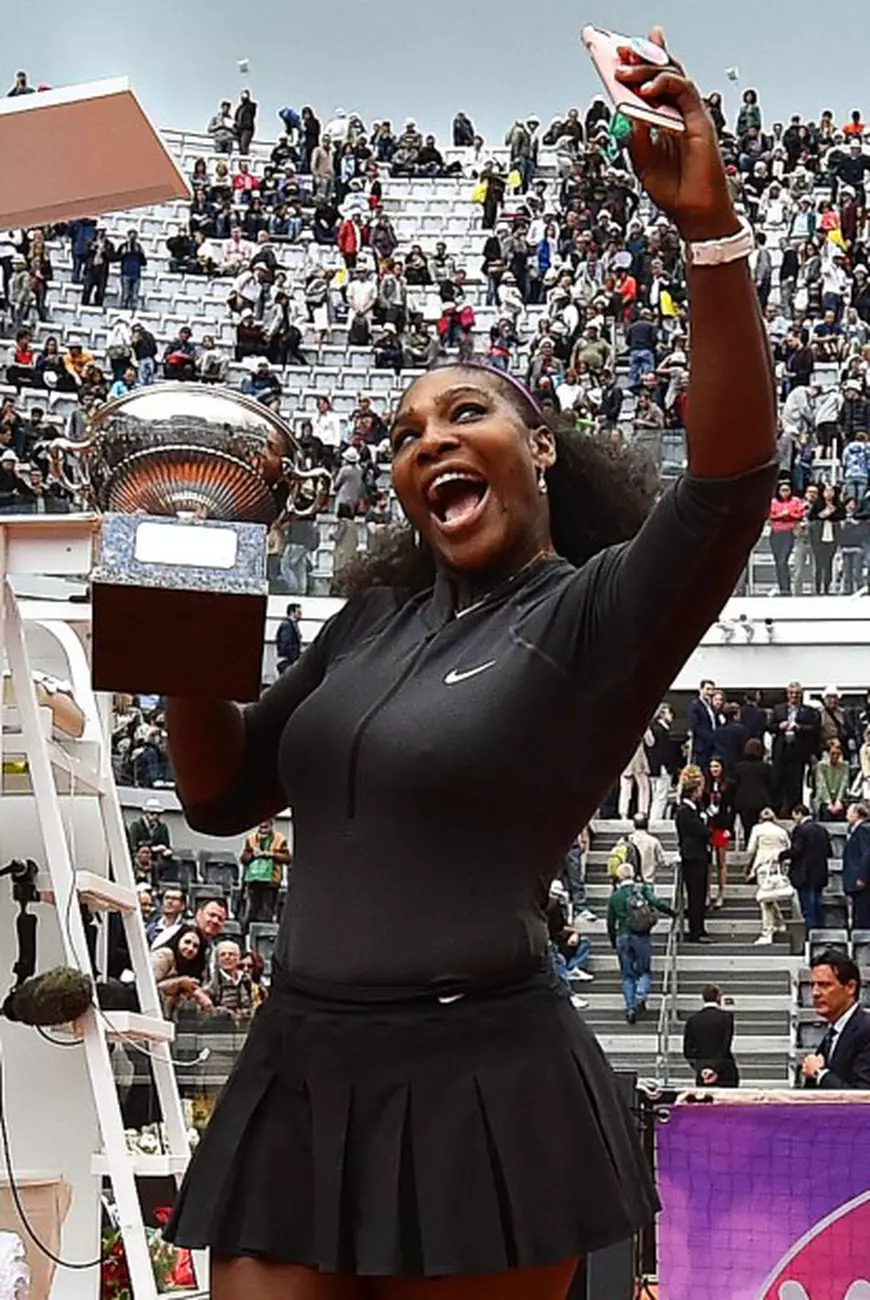 epa05307757 Serena Williams of the USA poses with the trophy after defeating her compatriot Madison Keys in their women's final of the Italian Open tennis tournament at the Foro Italico in Rome, Italy, 15 May 2016. EPA/ETTORE FERRARI