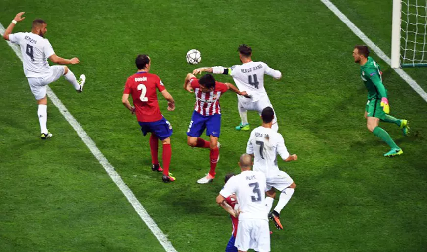 epa05334568 Real Madrid's Sergio Ramos (back, 2-R) scores the 1-0 lead during the UEFA Champions League final between Real Madrid and Atletico Madrid at the Giuseppe Meazza Stadium in Milan, Italy, 28 May 2016. EPA/CHRISTIAN BRUNA