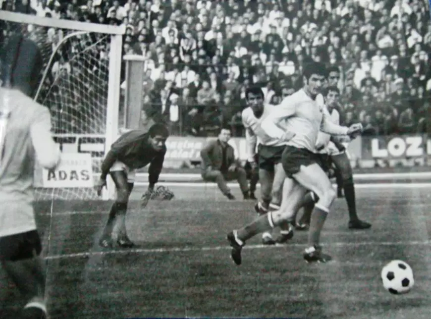 Lajos Sătmăreanu (dreapta) a jucat de 44 de ori în tricoul echipei naționale