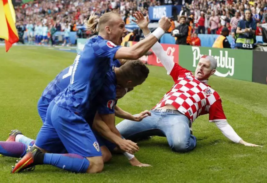 Un fan croat a pătruns pe teren