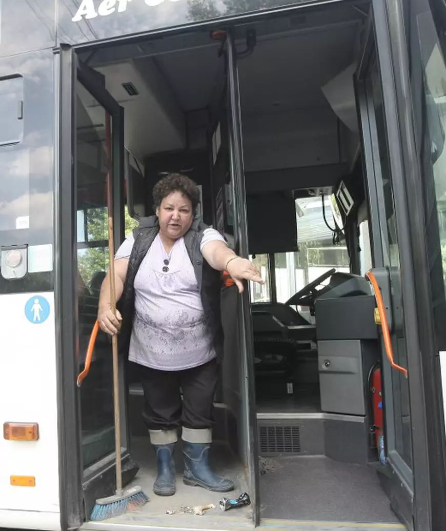 ”Autobuzul a plecataşa cum vedeţi în cabina şoferului – curat. În câteva ore arată aşa cum vedeţi la picioarele mele” 